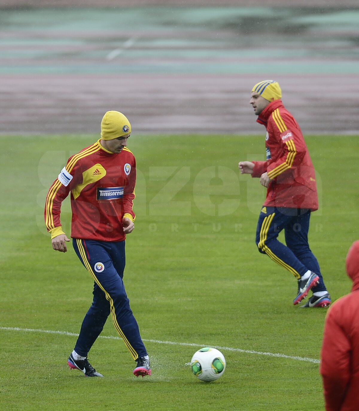 FOTO Uniţi împotriva ploii şi a gazonului prost » Tricolorii au efectuat antrenamentul oficial