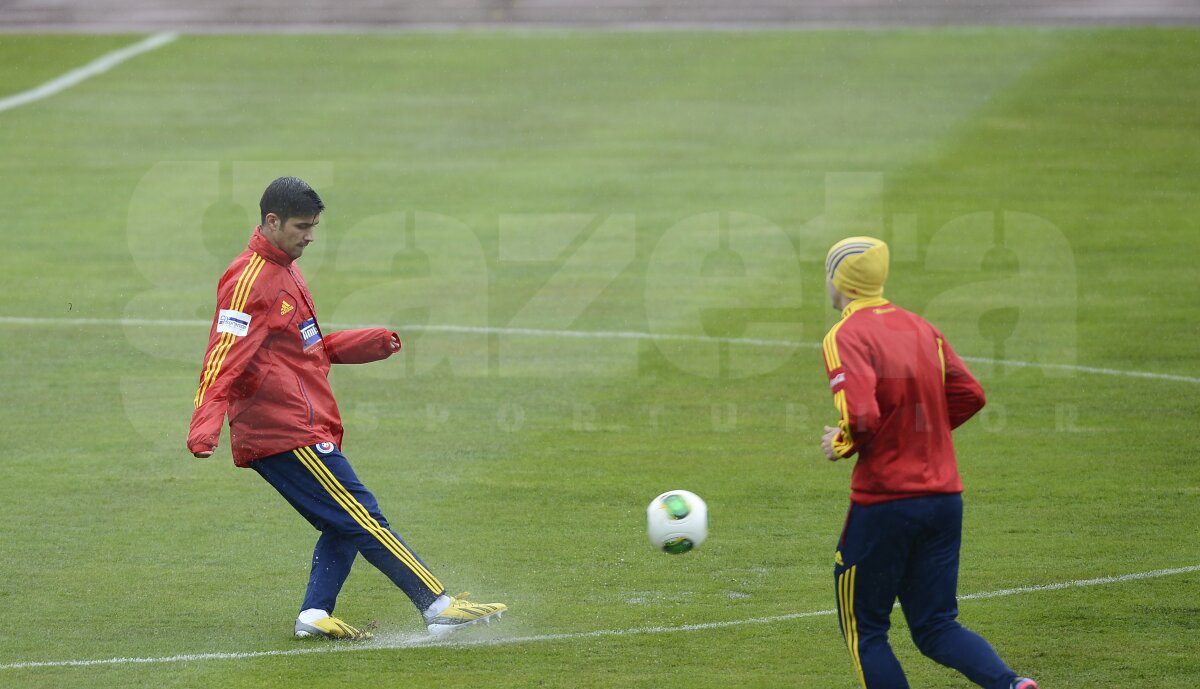 FOTO Uniţi împotriva ploii şi a gazonului prost » Tricolorii au efectuat antrenamentul oficial