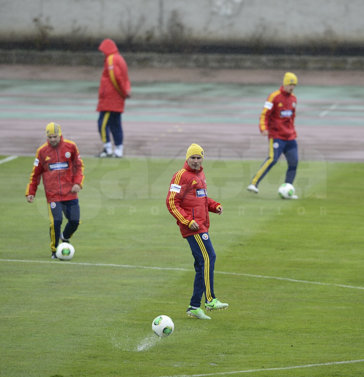 FOTO Uniţi împotriva ploii şi a gazonului prost » Tricolorii au efectuat antrenamentul oficial