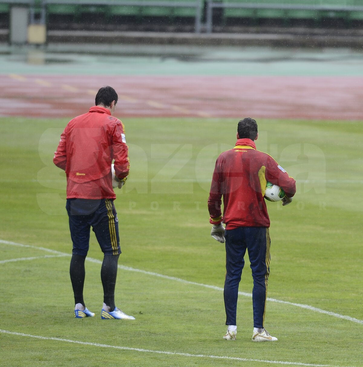 FOTO Uniţi împotriva ploii şi a gazonului prost » Tricolorii au efectuat antrenamentul oficial