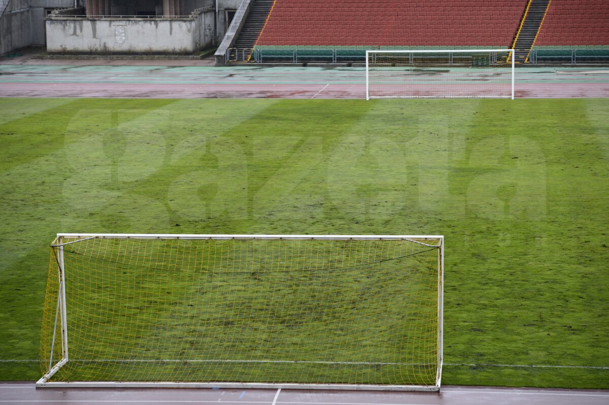 FOTO Uniţi împotriva ploii şi a gazonului prost » Tricolorii au efectuat antrenamentul oficial