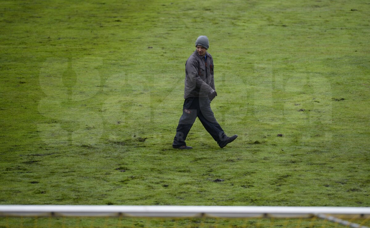FOTO Uniţi împotriva ploii şi a gazonului prost » Tricolorii au efectuat antrenamentul oficial