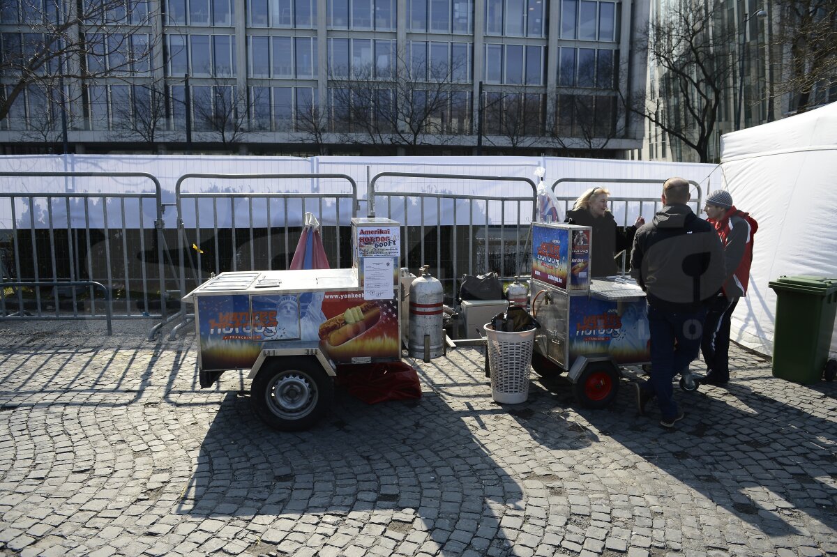 FOTO Pregătirile pentru Ungaria - România » Ecranul gigant a fost amplasat