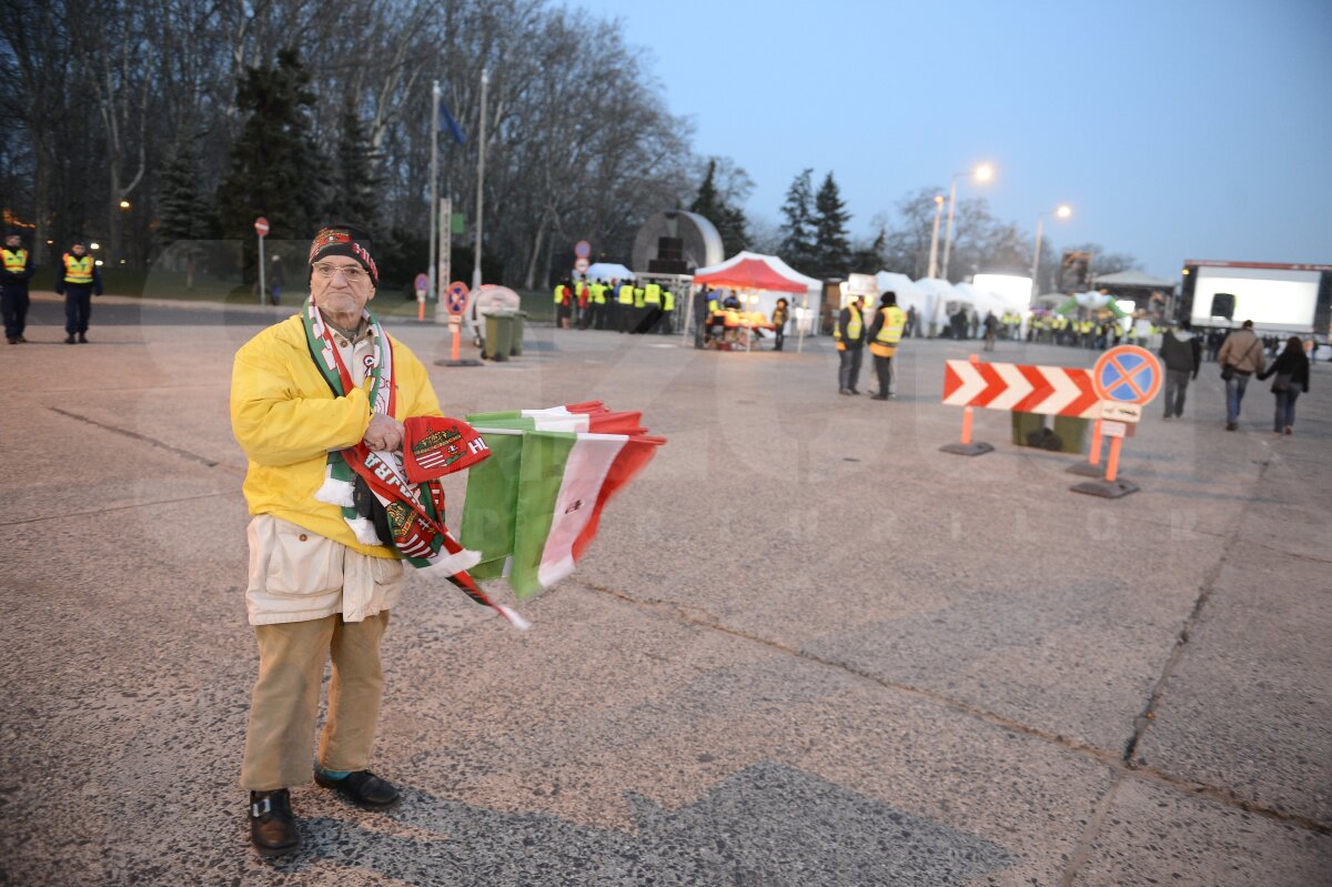 FOTO  Au încins atmosfera » Ungurii au luat cu asalt zona din apropierea stadionului