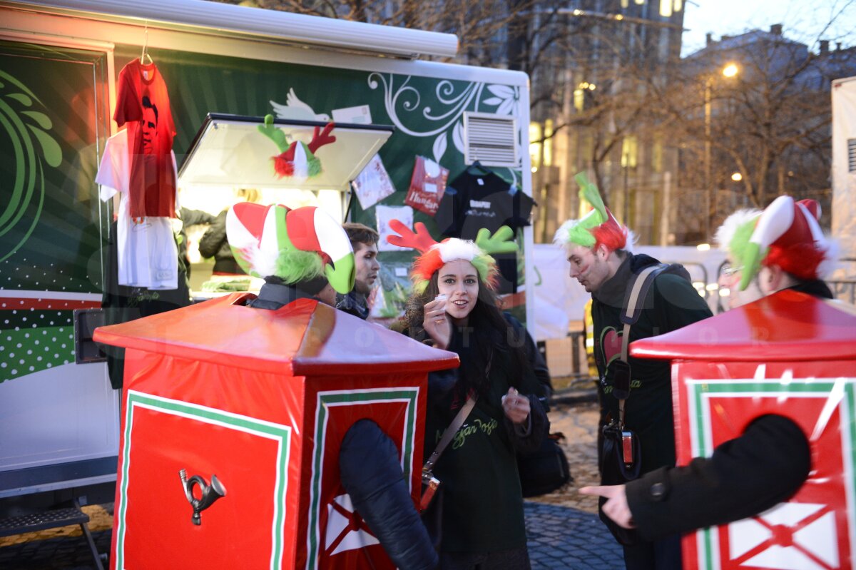 FOTO  Au încins atmosfera » Ungurii au luat cu asalt zona din apropierea stadionului