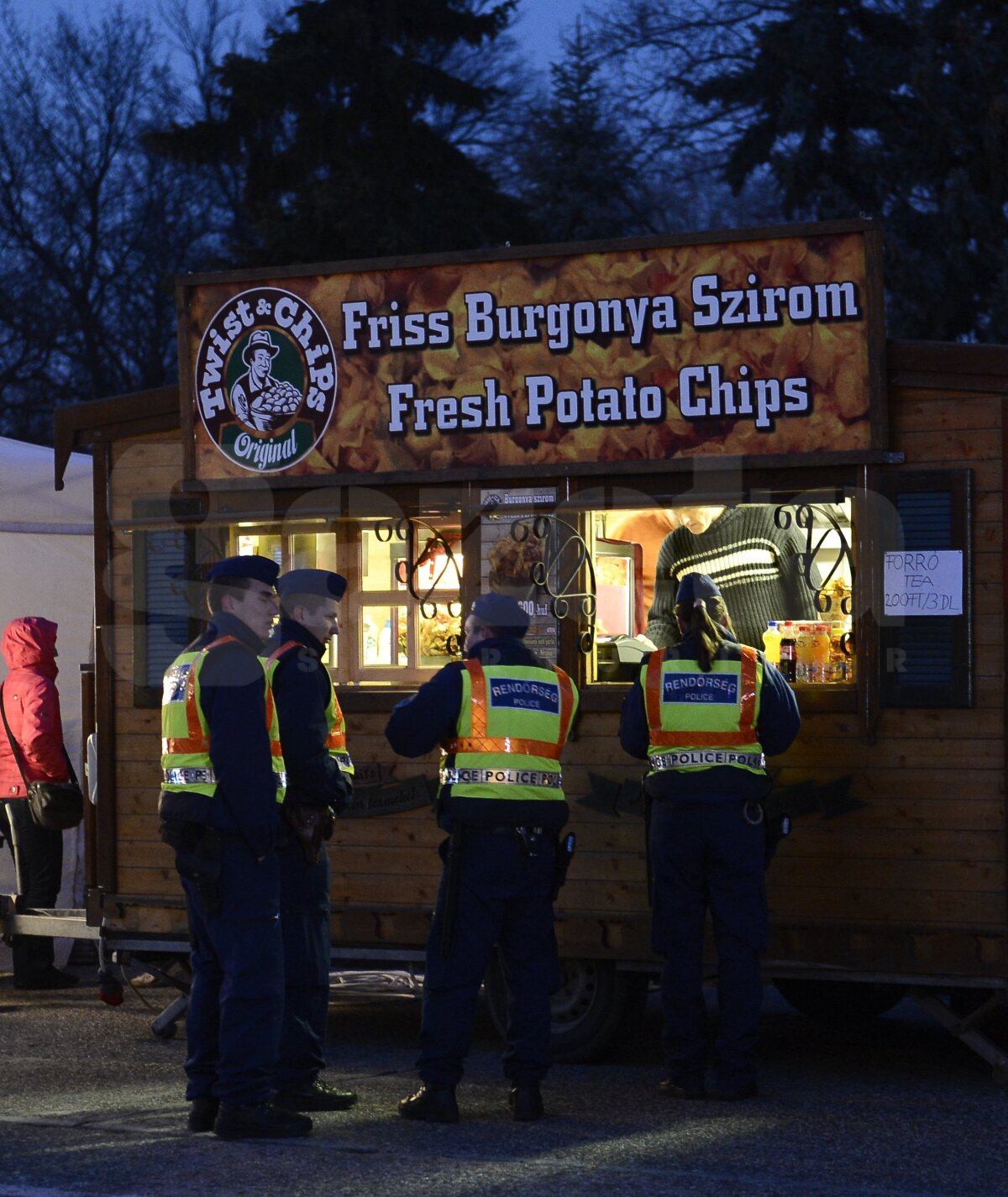 FOTO  Au încins atmosfera » Ungurii au luat cu asalt zona din apropierea stadionului