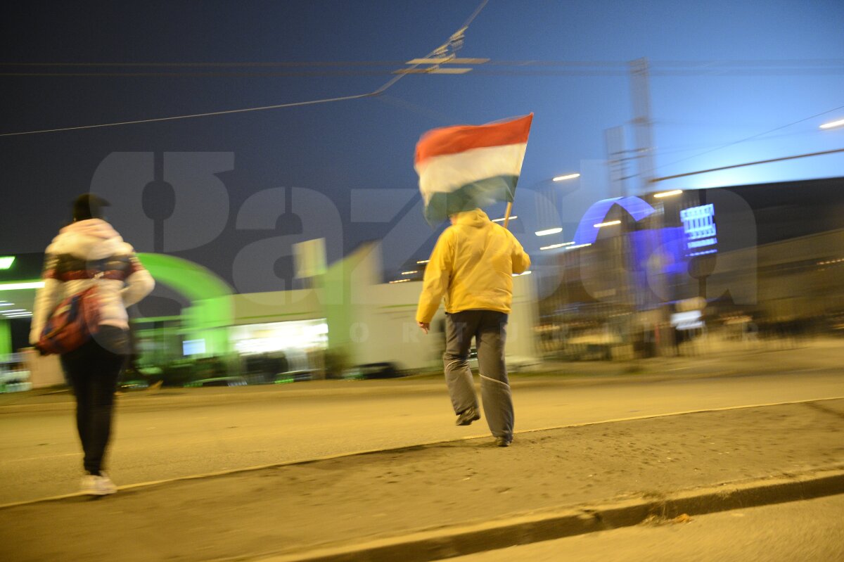 FOTO  Au încins atmosfera » Ungurii au luat cu asalt zona din apropierea stadionului