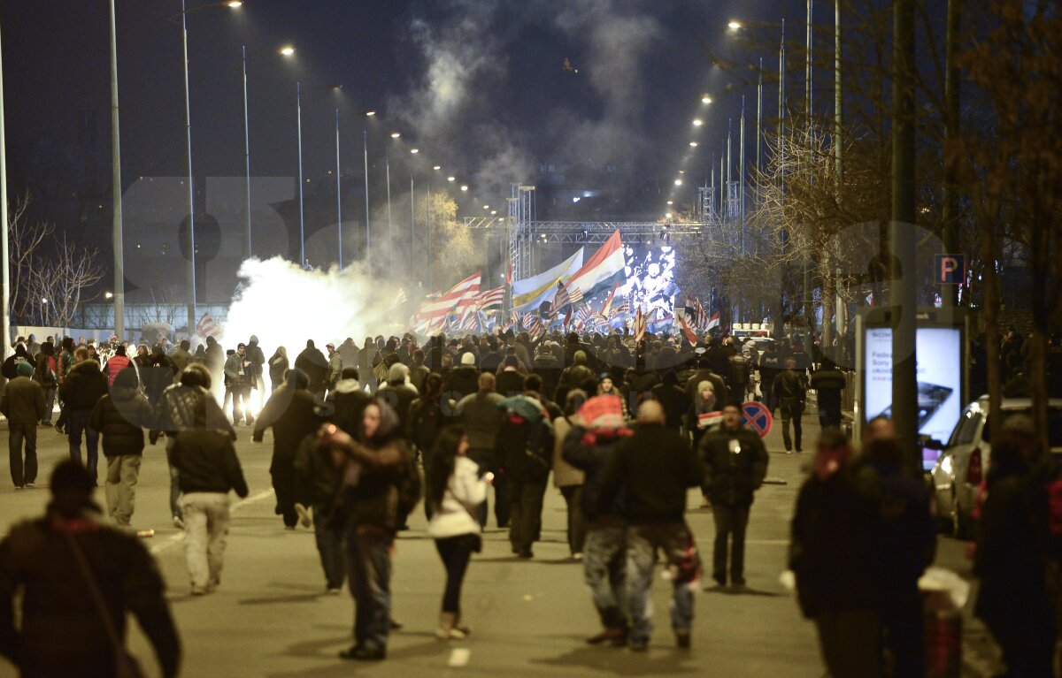 FOTO  Au încins atmosfera » Ungurii au luat cu asalt zona din apropierea stadionului