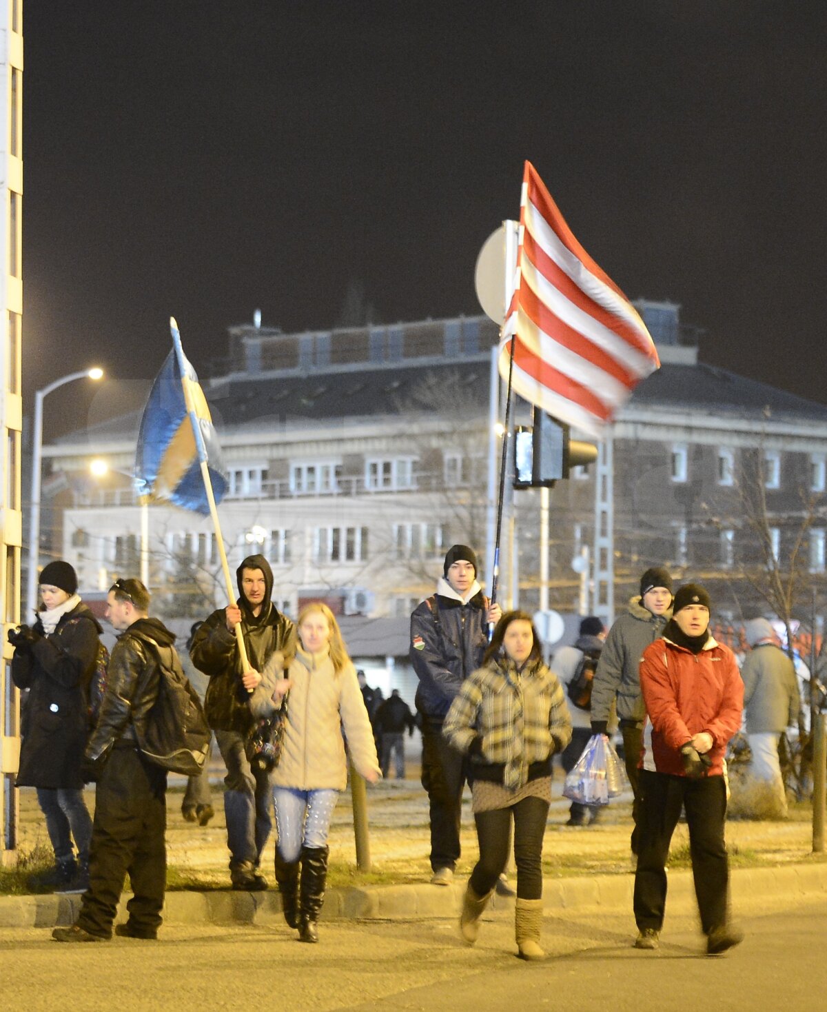 FOTO  Au încins atmosfera » Ungurii au luat cu asalt zona din apropierea stadionului