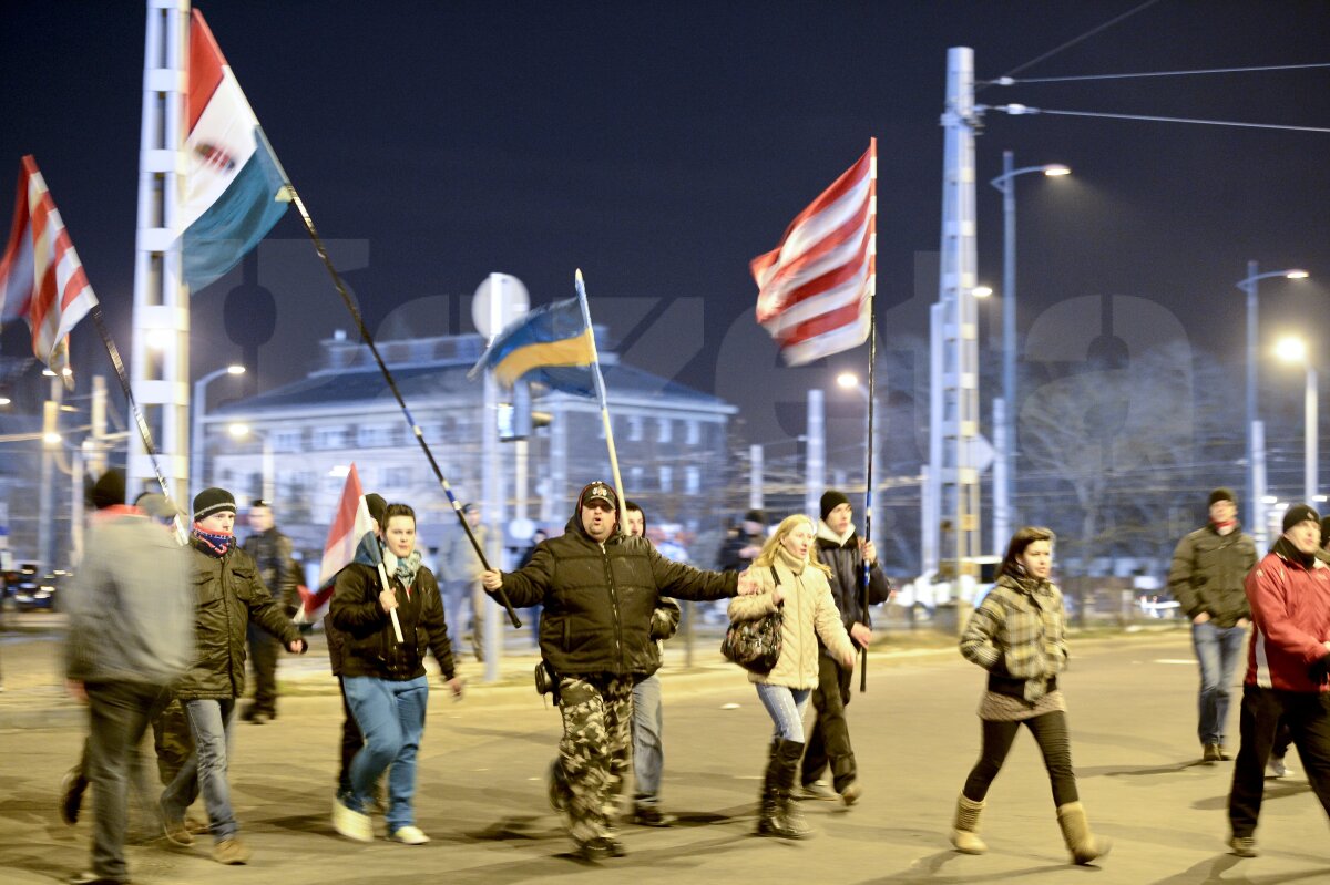 FOTO  Au încins atmosfera » Ungurii au luat cu asalt zona din apropierea stadionului