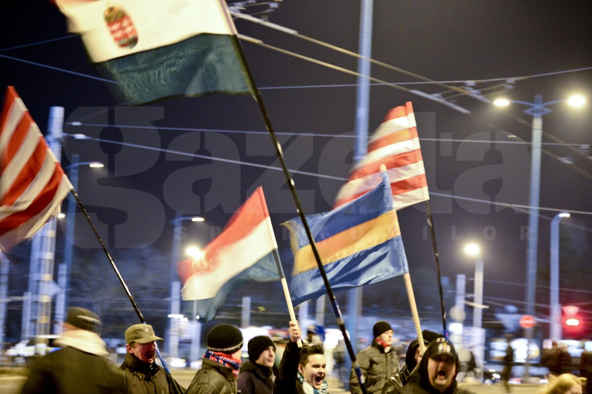 FOTO  Au încins atmosfera » Ungurii au luat cu asalt zona din apropierea stadionului