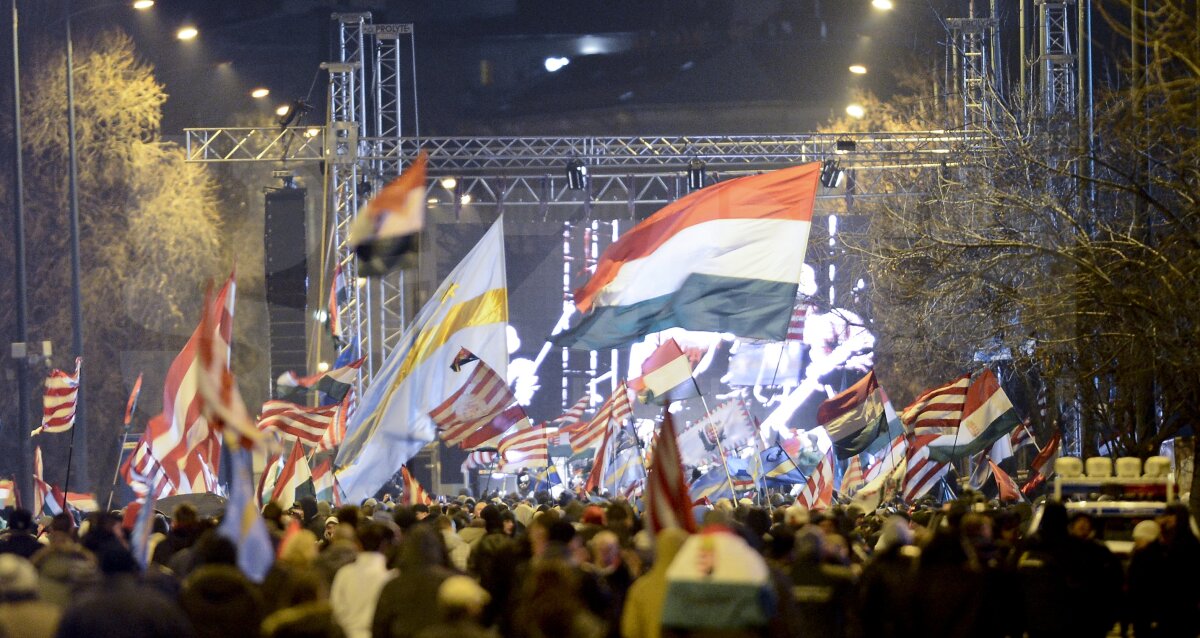 FOTO  Au încins atmosfera » Ungurii au luat cu asalt zona din apropierea stadionului
