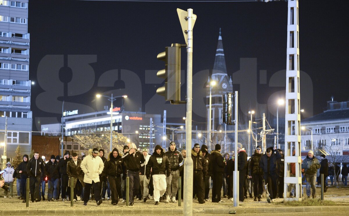 FOTO  Au încins atmosfera » Ungurii au luat cu asalt zona din apropierea stadionului
