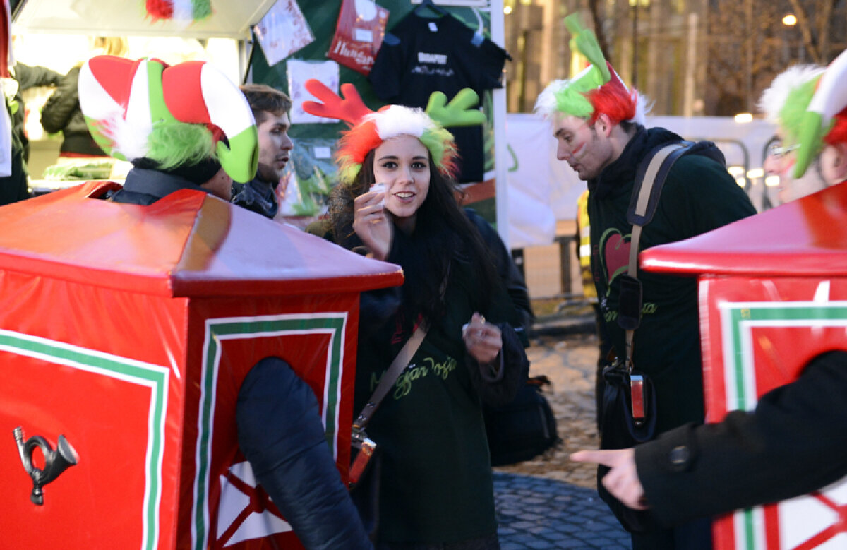 FOTO Iad la arenă, paradis în oraş » Fanii maghiari au creat o atmosferă explozivă în jurul arenei "Ferenc Puskas"