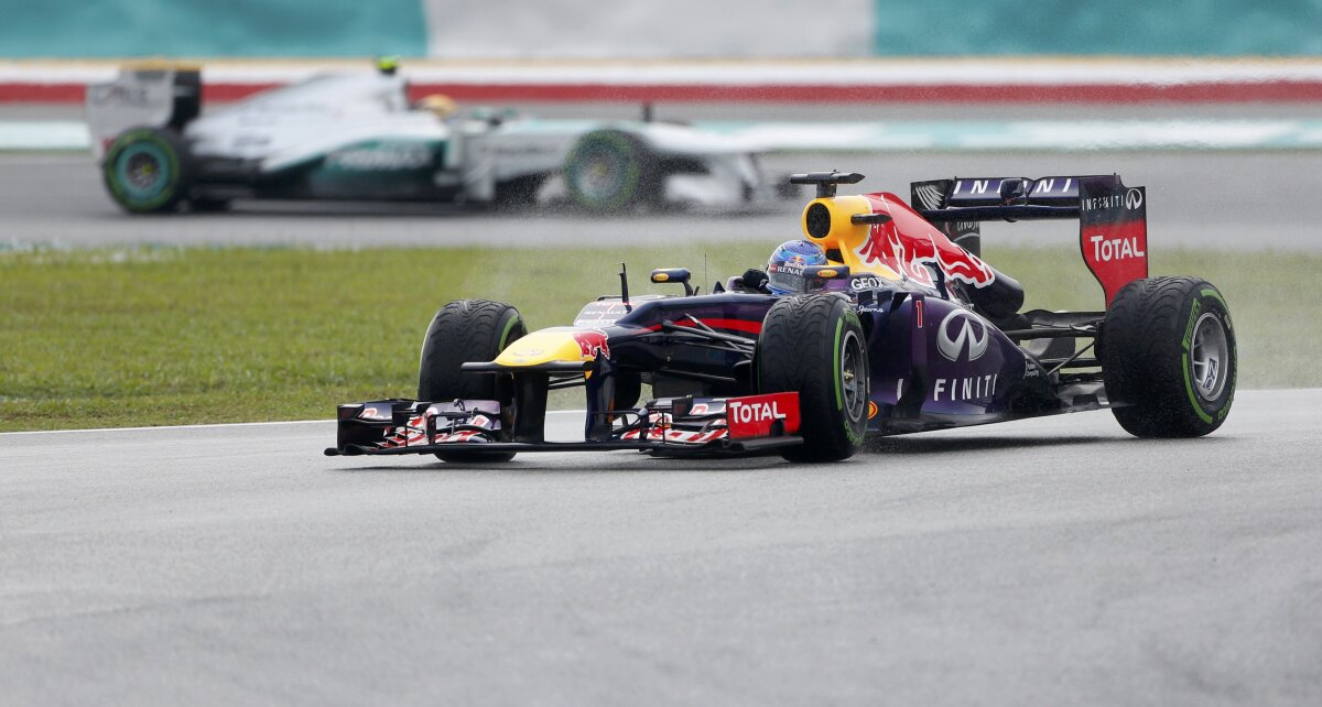 FOTO şi VIDEO Marele Premiu al Malaeziei » Vettel s-a impus, Alonso a abandonat în turul 2