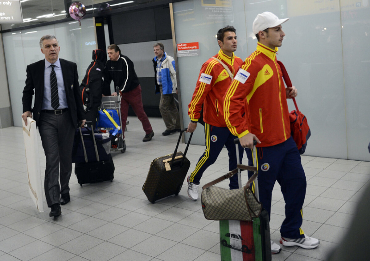 FOTO Autografe la aterizare » România a ajuns în Olanda. Mutu, Raţ şi Tamaş au fost asaltaţi de fani