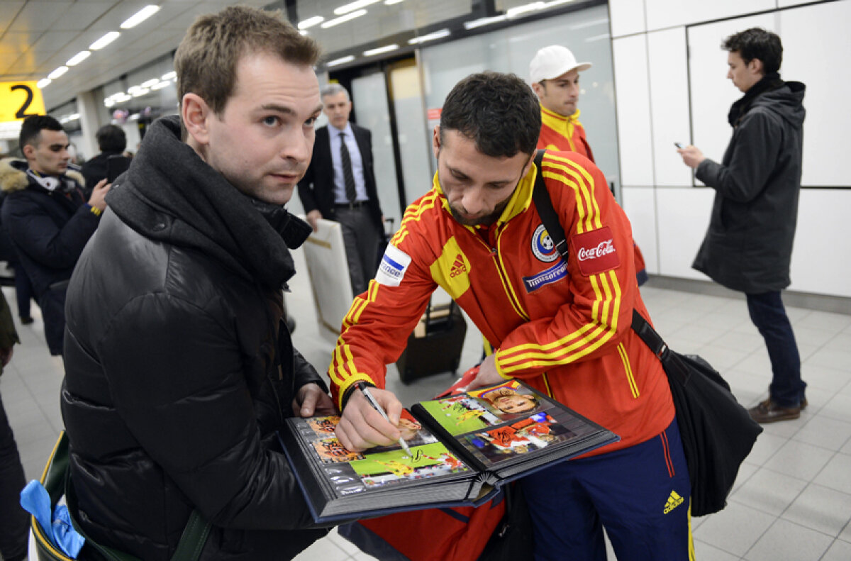 FOTO Autografe la aterizare » România a ajuns în Olanda. Mutu, Raţ şi Tamaş au fost asaltaţi de fani