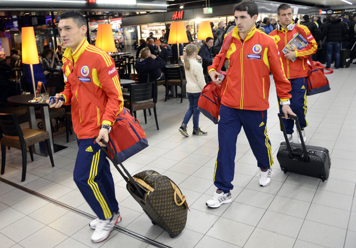 FOTO Autografe la aterizare » România a ajuns în Olanda. Mutu, Raţ şi Tamaş au fost asaltaţi de fani