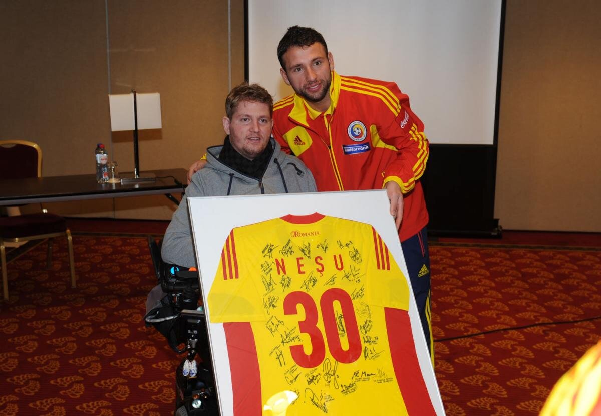 Neşu alături de naţională în meciul cu Olanda » Tricolorii i-au făcut un cadou