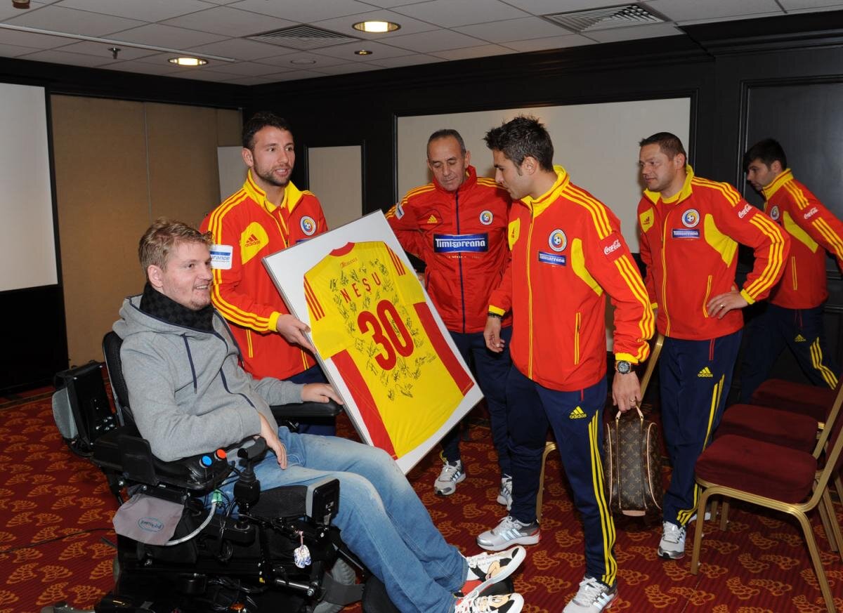 Neşu alături de naţională în meciul cu Olanda » Tricolorii i-au făcut un cadou