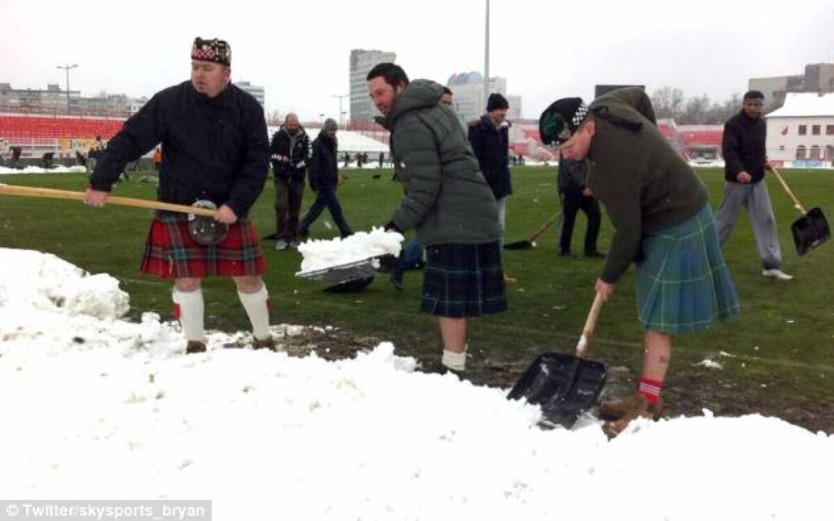 FOTO Deszăpezire în kilturi » Fanii scoţieni au pus umărul la curăţarea gazonului pentru meciul cu Serbia