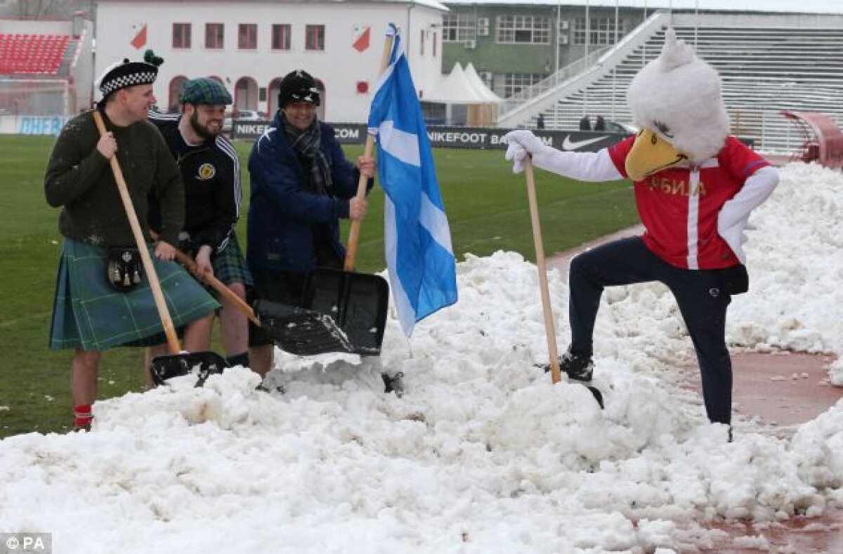 FOTO Deszăpezire în kilturi » Fanii scoţieni au pus umărul la curăţarea gazonului pentru meciul cu Serbia