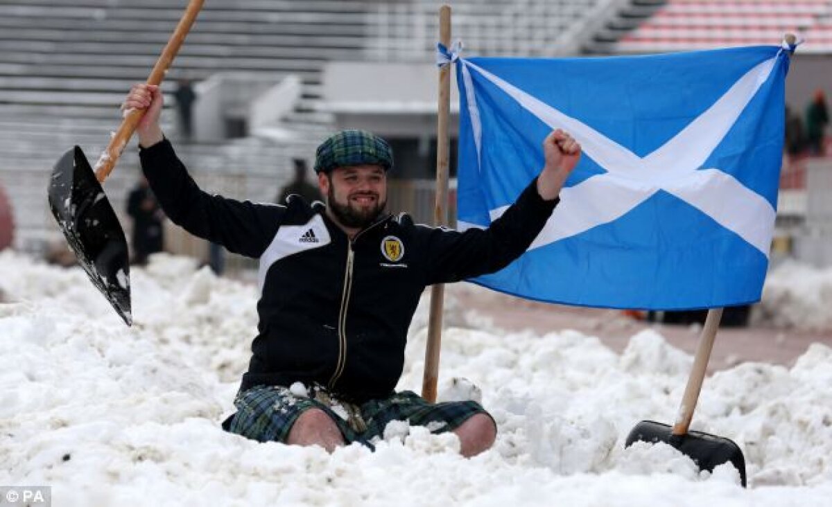 FOTO Deszăpezire în kilturi » Fanii scoţieni au pus umărul la curăţarea gazonului pentru meciul cu Serbia