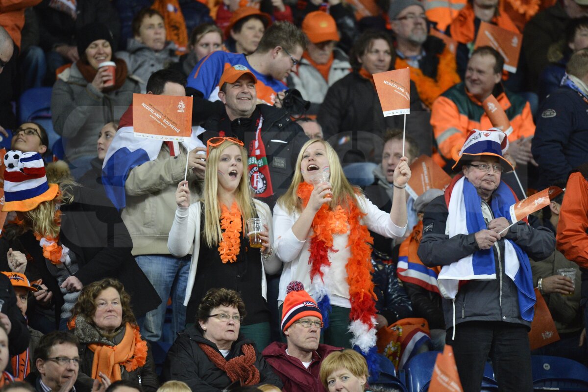 FOTO Suporterii români, solidari cu fanul rapidist » Imagini cu atmosfera de pe Amsterdam ArenA