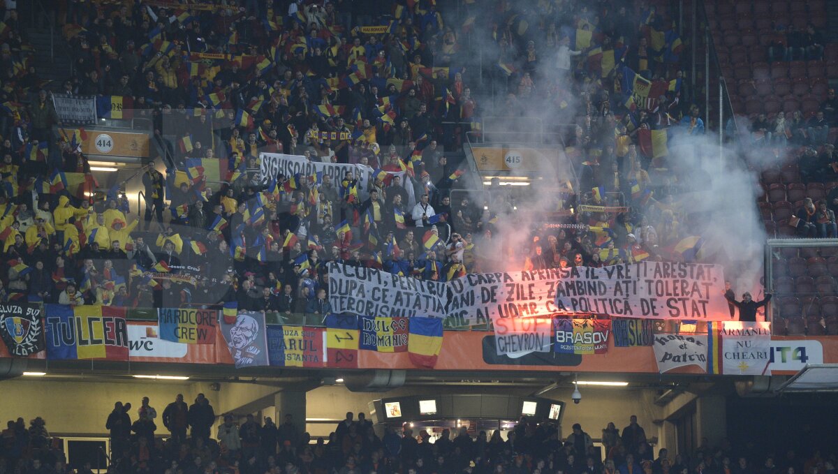 FOTO Suporterii români, solidari cu fanul rapidist » Imagini cu atmosfera de pe Amsterdam ArenA