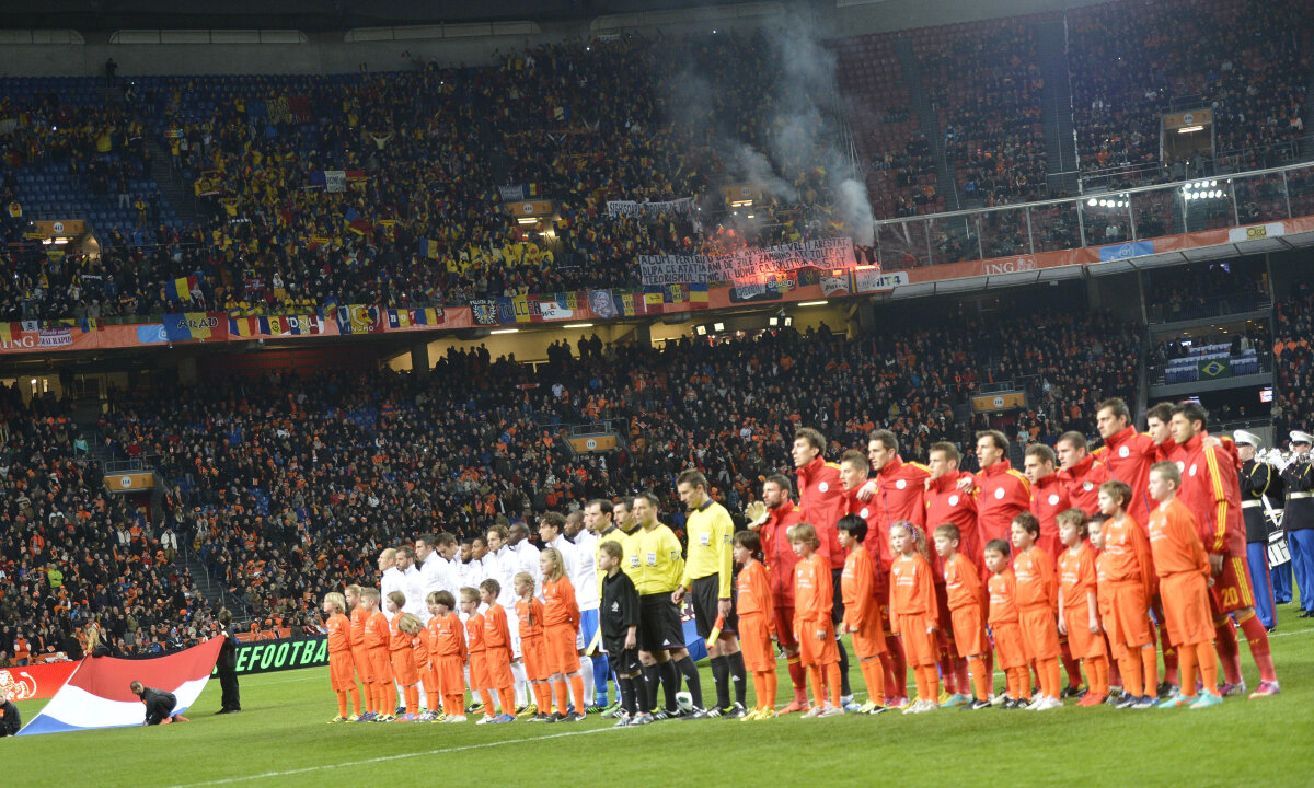 FOTO Petarde şi "Pe mama lor!" » Cum au trăit suporterii români meciul cu Olanda