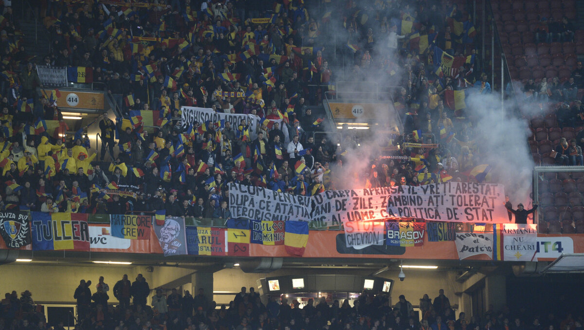 FOTO Petarde şi "Pe mama lor!" » Cum au trăit suporterii români meciul cu Olanda