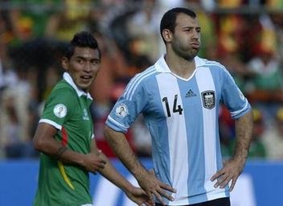 FOTO Argentinienii nu se simt bine la înălţime » Messi a vomitat la pauza meciului Bolivia - Argentina
