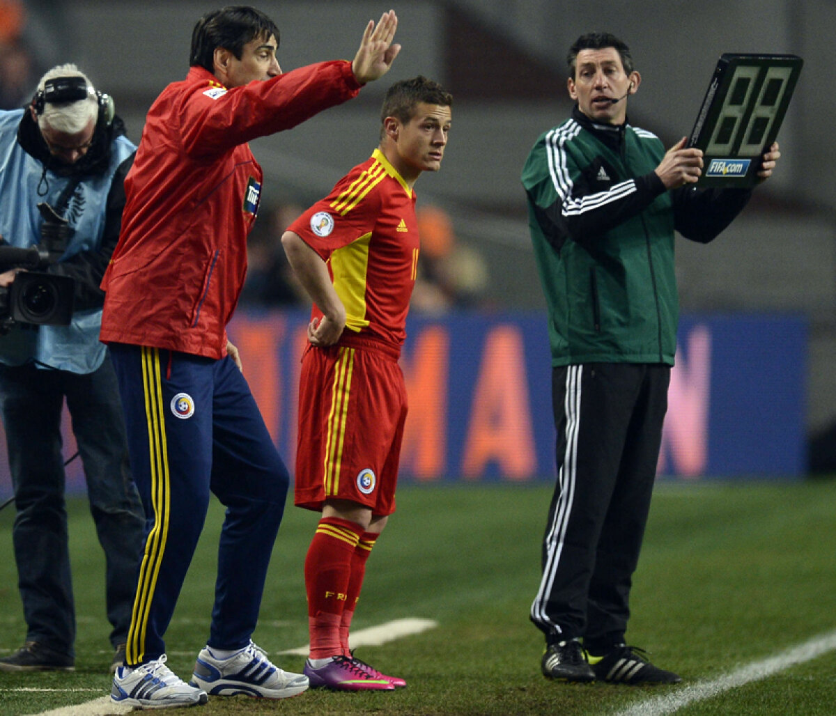 Piţurcă a încercat să explice înfrîngerea ruşinoasă cu Olanda: "Nu-mi dau demisia aşa uşor!"