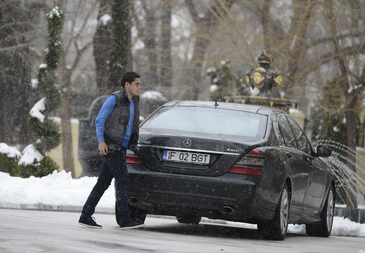 OFICIAL. Stanciu e al Stelei! » FOTO Imagini cu fotbalistul la palat