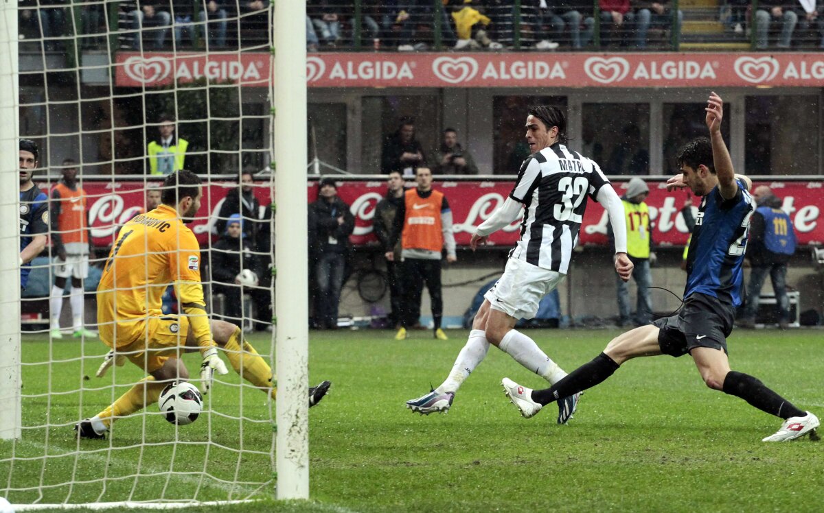 VIDEO Cambiasso şi-a ieşit din minţi şi a luat primul roşu din carieră în Inter Milano-Juventus 1-2!