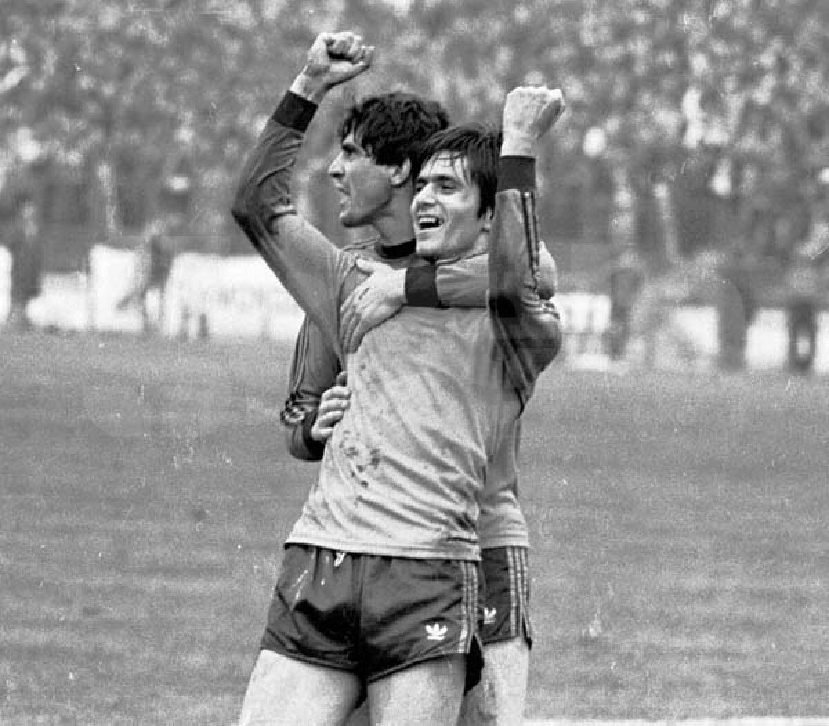 FOTO Ziua "Fiarei" » Cariera lui Marius Lăcătuş, ajuns la 49 de ani, în 30 de paşi