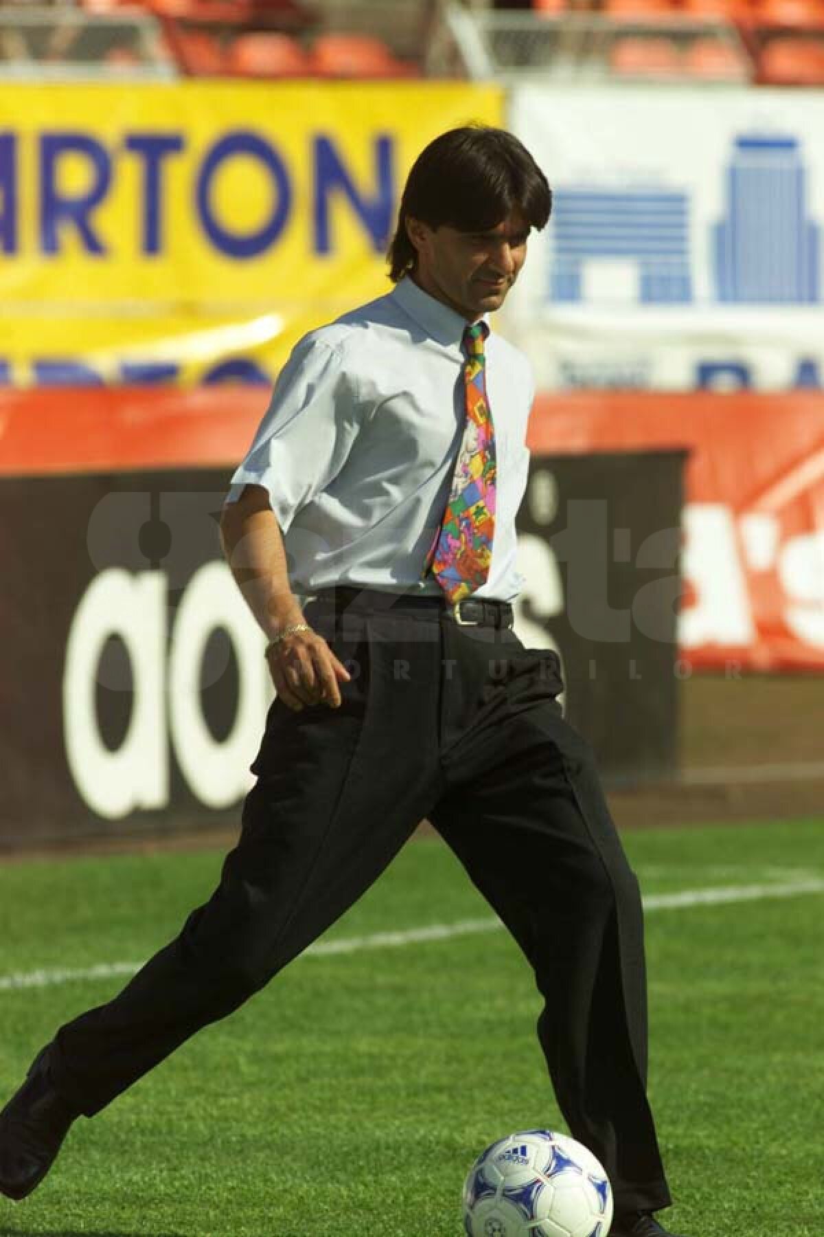 FOTO Ziua "Fiarei" » Cariera lui Marius Lăcătuş, ajuns la 49 de ani, în 30 de paşi