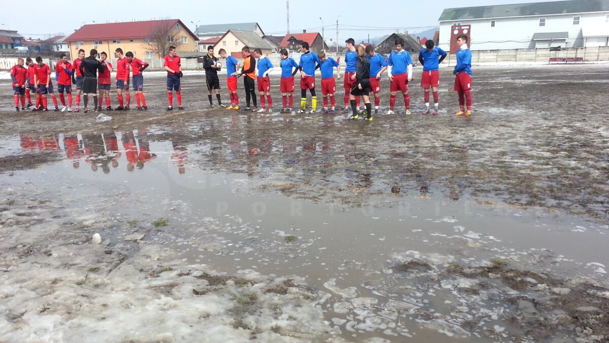 VIDEO&FOTO Haos la juniori » Condiţii dezastruoase: "Nu se poate aşa ceva, şi-au bătut joc de sănătatea copiilor!"