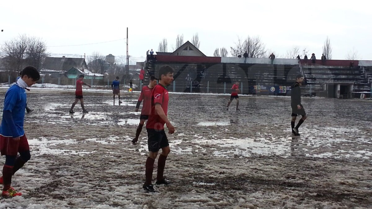 VIDEO&FOTO Haos la juniori » Condiţii dezastruoase: "Nu se poate aşa ceva, şi-au bătut joc de sănătatea copiilor!"