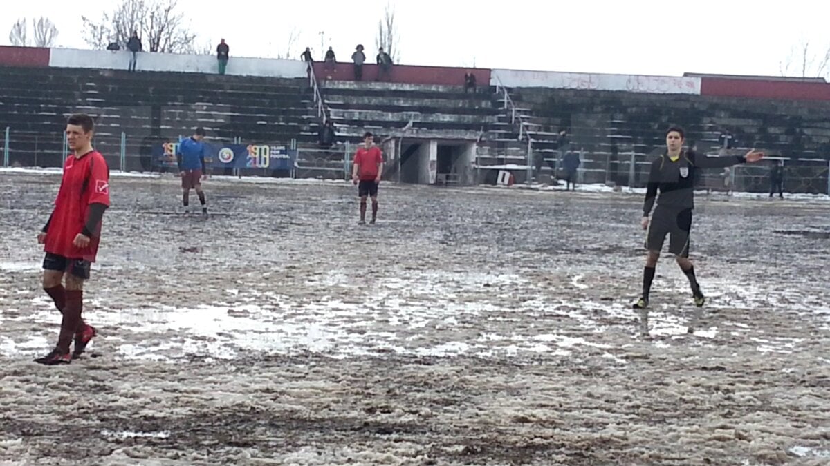 VIDEO&FOTO Haos la juniori » Condiţii dezastruoase: "Nu se poate aşa ceva, şi-au bătut joc de sănătatea copiilor!"