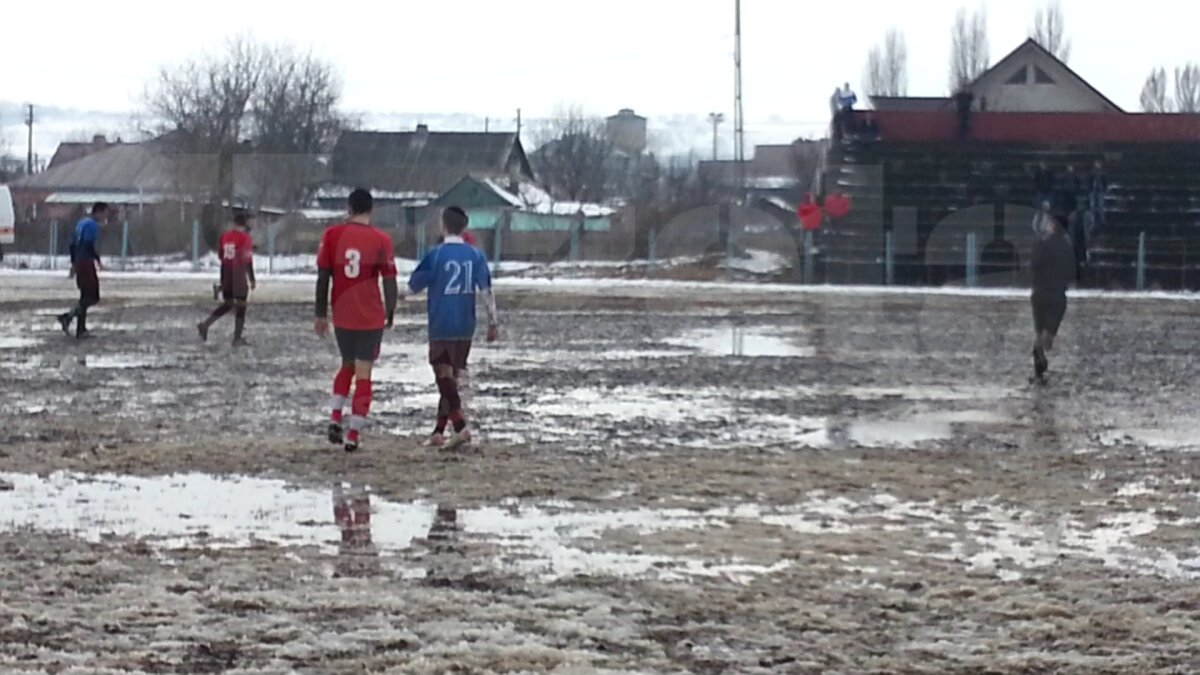 VIDEO&FOTO Haos la juniori » Condiţii dezastruoase: "Nu se poate aşa ceva, şi-au bătut joc de sănătatea copiilor!"