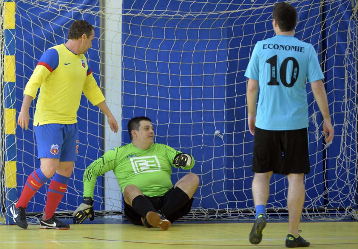 FOTO 24 îl face şi pe Reghe golgeter » Staff-ul Stelei a cîştigat un meci demonstrativ cu studenţi de la ASE