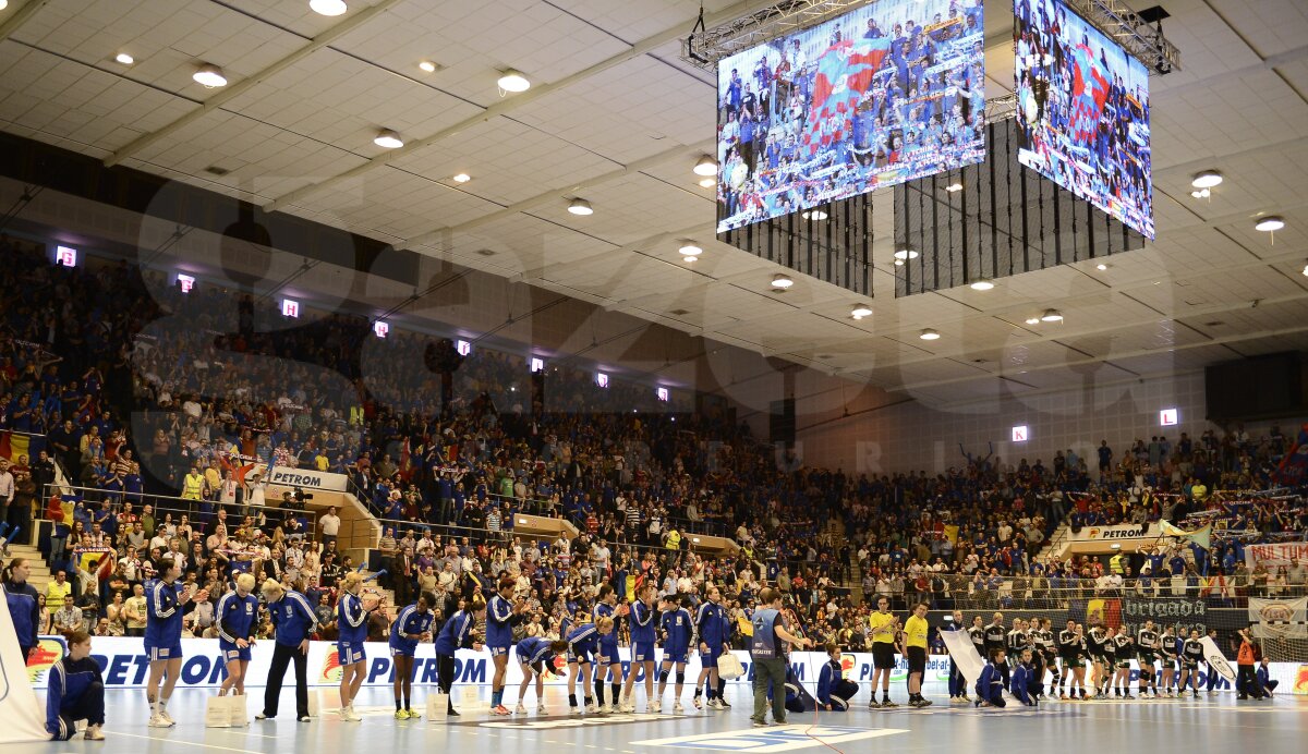 FOTO şi VIDEO Bătălia finală se dă la Veszprem » Oltchim a pierdut meciul tur cu Gyor, scor 22-24