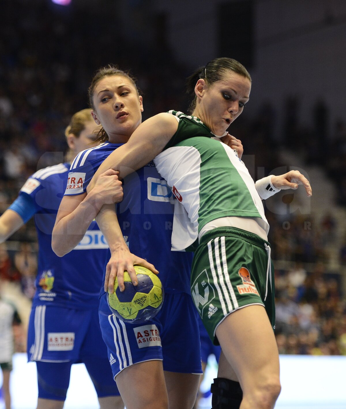 FOTO şi VIDEO Bătălia finală se dă la Veszprem » Oltchim a pierdut meciul tur cu Gyor, scor 22-24