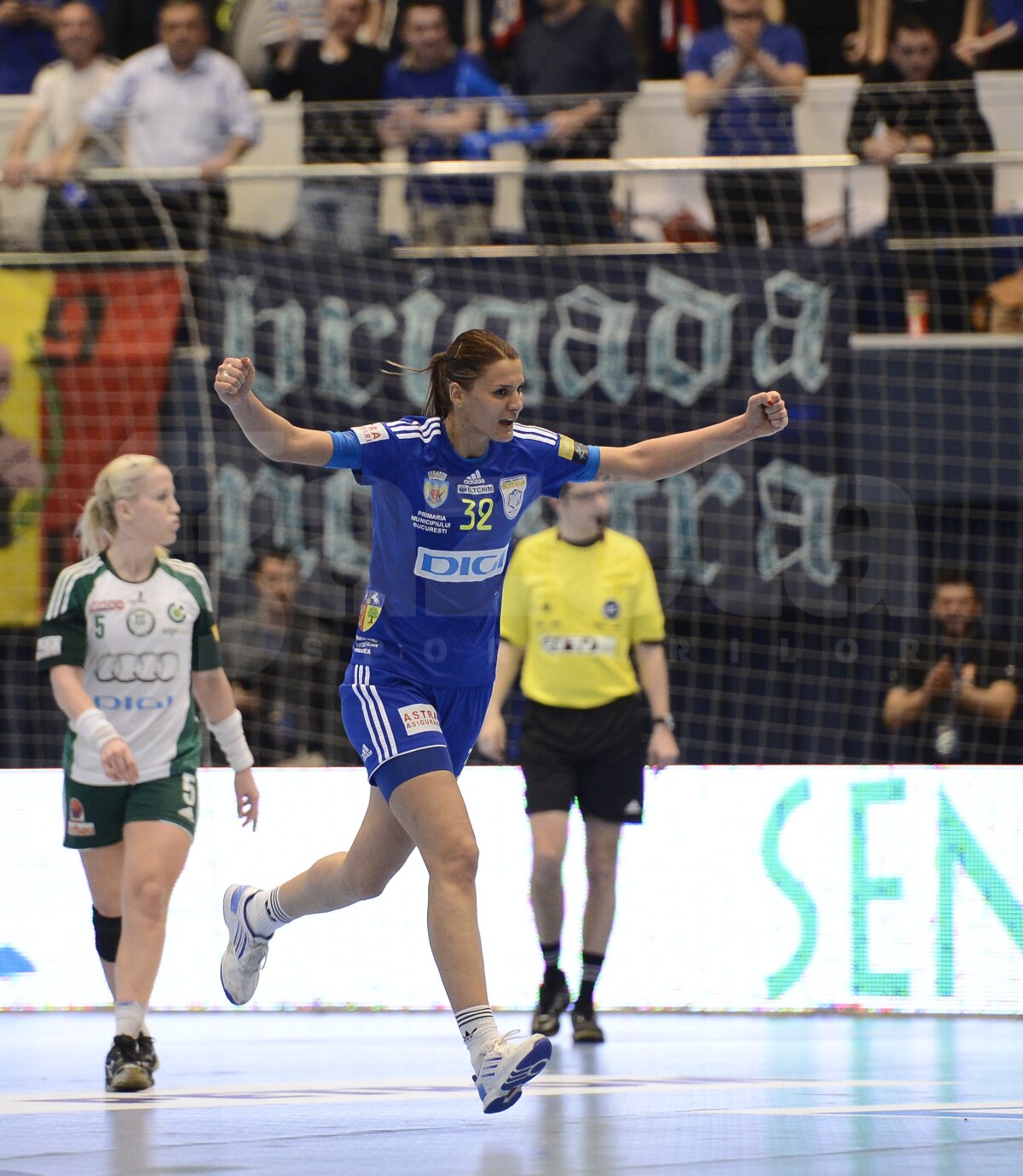 FOTO şi VIDEO Bătălia finală se dă la Veszprem » Oltchim a pierdut meciul tur cu Gyor, scor 22-24