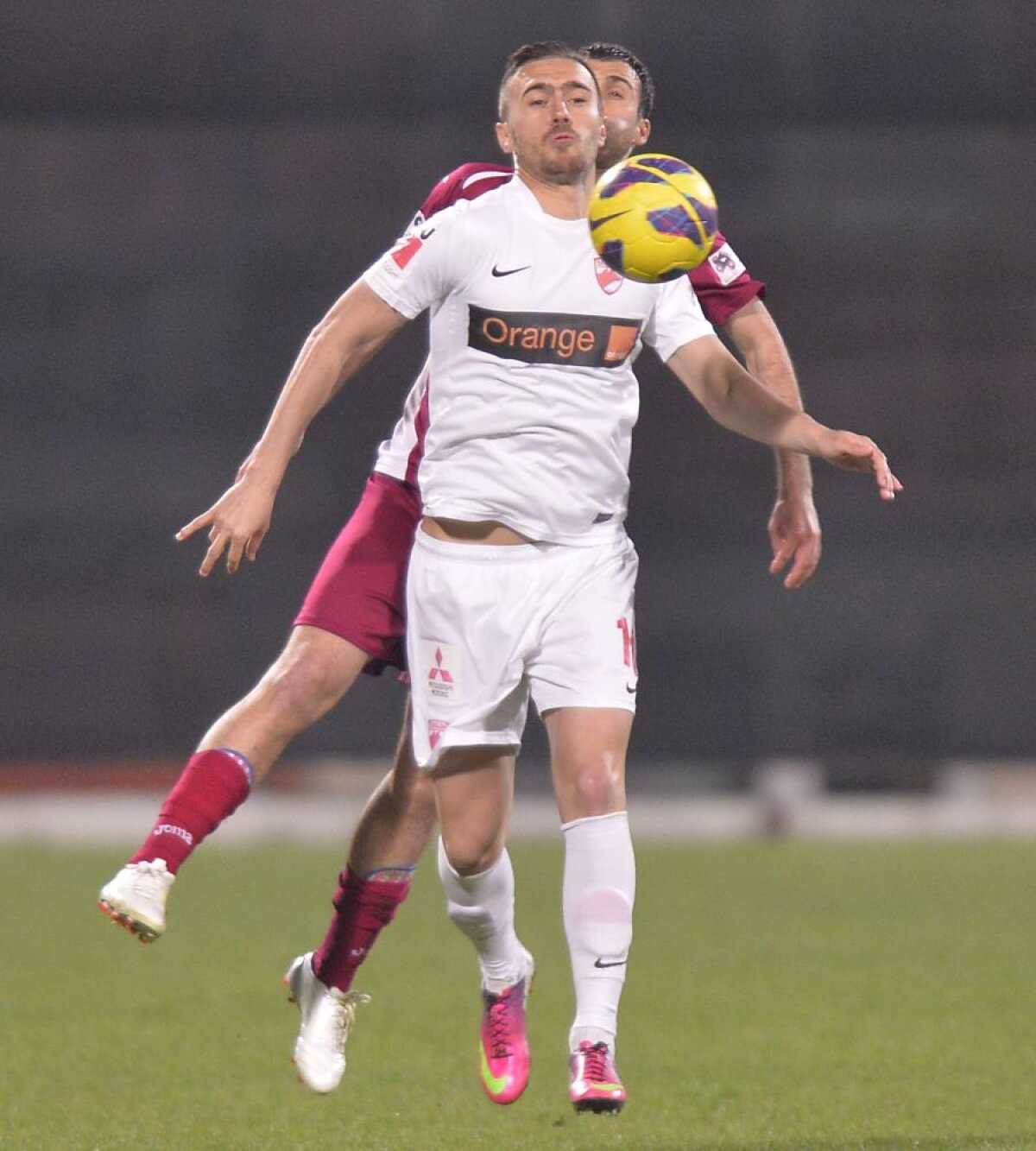 FOTO şi VIDEO Faceţi loc, vin "cîinii roşii"! » Dinamo urcă la două puncte de locul 2, după 1-0 cu CFR Cluj