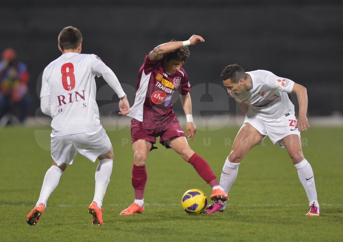 FOTO şi VIDEO Faceţi loc, vin "cîinii roşii"! » Dinamo urcă la două puncte de locul 2, după 1-0 cu CFR Cluj