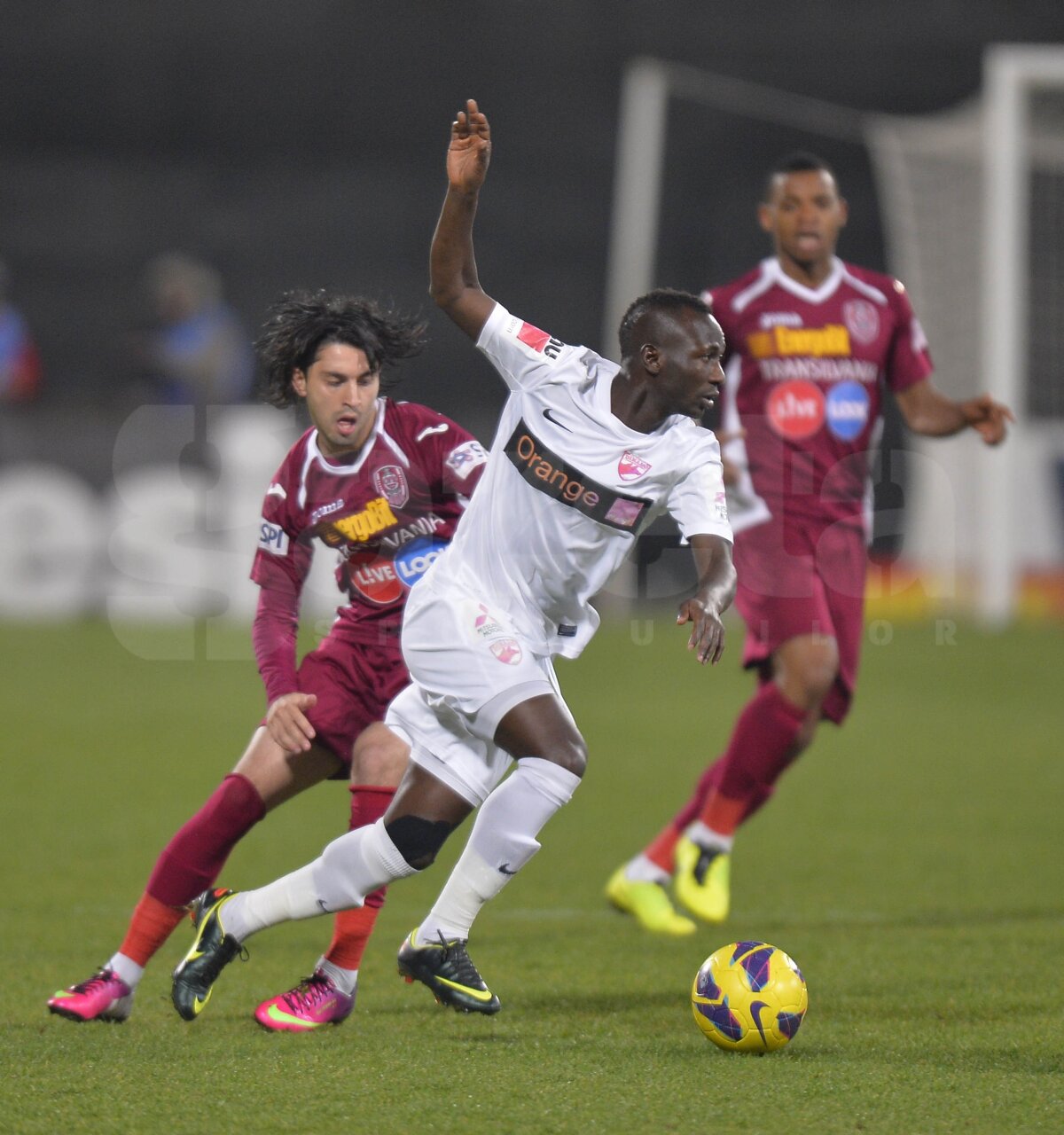 FOTO şi VIDEO Faceţi loc, vin "cîinii roşii"! » Dinamo urcă la două puncte de locul 2, după 1-0 cu CFR Cluj