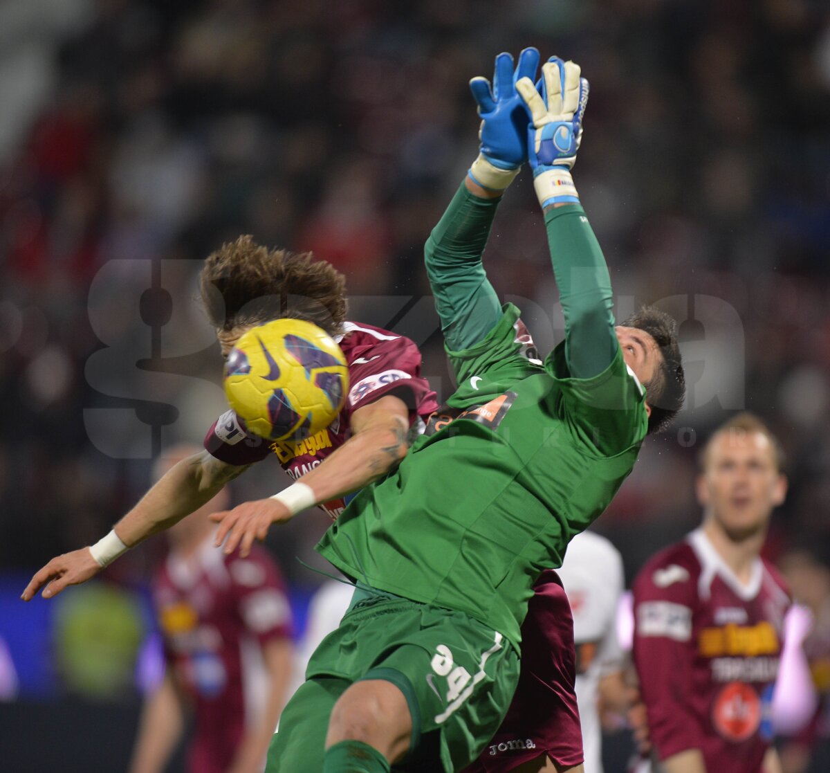 FOTO şi VIDEO Faceţi loc, vin "cîinii roşii"! » Dinamo urcă la două puncte de locul 2, după 1-0 cu CFR Cluj