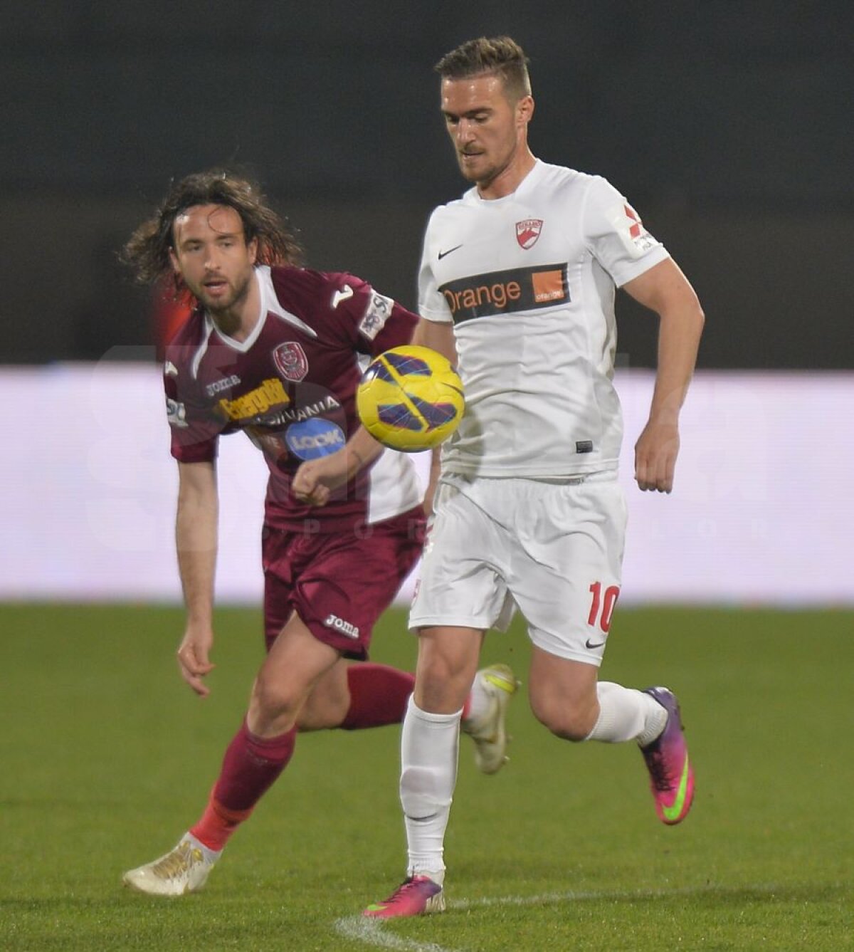 FOTO şi VIDEO Faceţi loc, vin "cîinii roşii"! » Dinamo urcă la două puncte de locul 2, după 1-0 cu CFR Cluj